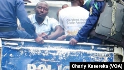 Des policiers transportent des jeunes arrêtés devant la Cathédrale Saint-Joseph à Goma, en RDC, le 25 février 2018. (VOA/Charly Kasereka)