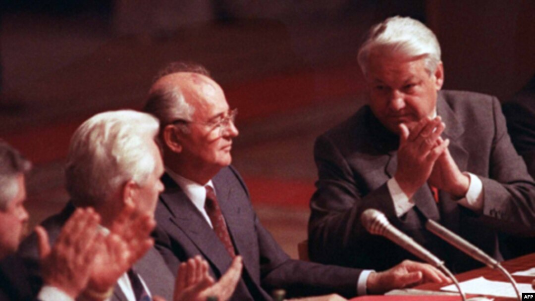 1991-yil 23-avgustda tasvirga tushirilgan surat. Rossiya prezidenti Boris Yeltsin (o'ngda) va SSSR prezidenti Mixail Gorbachyov (o'rtada).