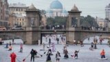 جشنواره قایق سواری در رودخانه ای در پیتزبورگ روسیه