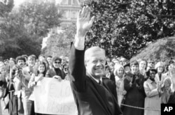 Američki predsjednik Jimmy Carter maše dok osoblje drži natpis "Volimo vas, gospodine predsjedniče" u Washingtonu, 5. novembra 1980, dok se predsjednik kreće prema helikopteru kako bi otišao u predsjedničko odmaralište Camp David. (Foto: AP)