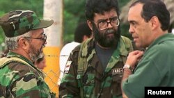 Registro del diálogo entre el gobierno y las FARC en 2007, en las que aparecen los comandantes Manuel Marulanda y Alfonso Cano (fallecidos en combate en 2008 y 2011, respectivamente) con el comisionado presidencial para la paz, Camilo Gómez.