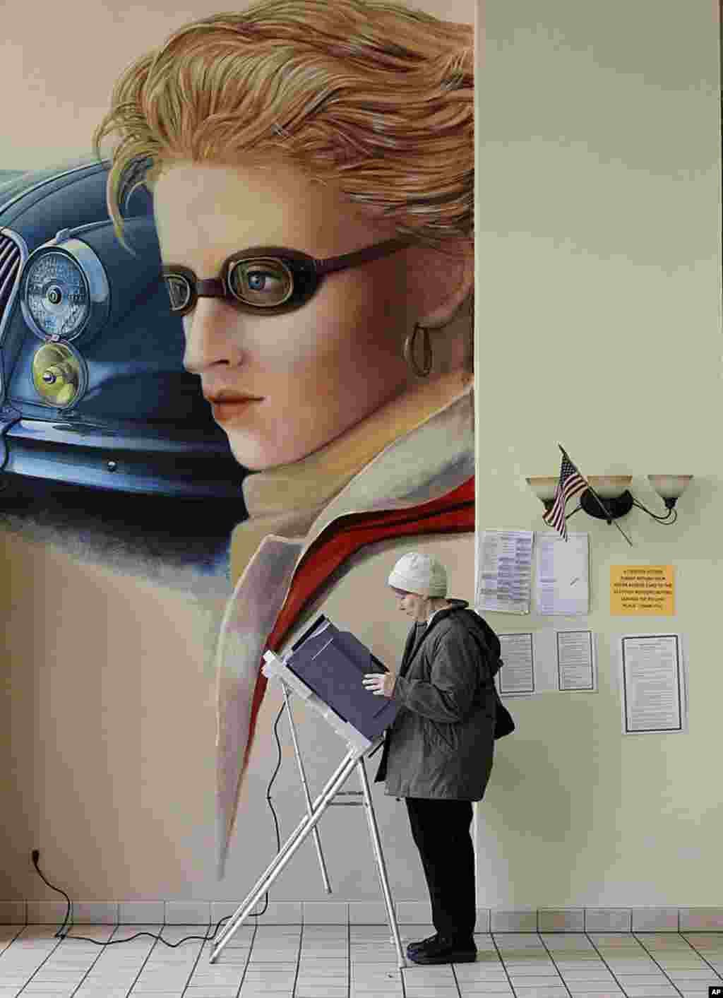 Marianne DuBois casts her ballot for the Republican presidential primary in Steubenville, Ohio, March 6, 2012. (AP)