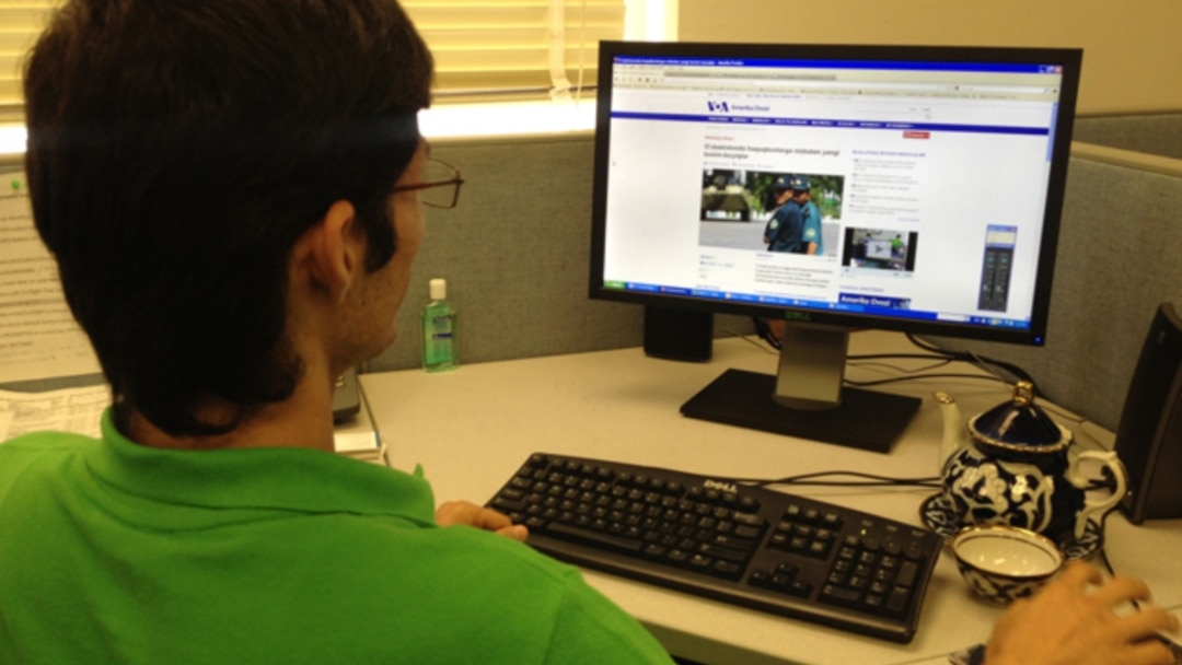 Yalangoch tanasiga palto kiygan baland poshnali shahvoniy ayol surati Yuzlarida sperma kop bolgan jojalarning fotosuratlari