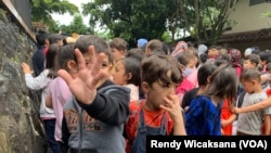 Pengungsi anak di Refugee Learning Center di Cisarua, Bogor, Jawa Barat, berbaris jelang kelas yang diselenggarakan mandiri. (VOA/Rendy Wicaksana)