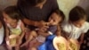 La región norte de Centroamérica expone seria vulnerabilidad en inseguridad alimentaria. En la imagen una madre alimenta a sus hijos gracias a un programa internacional de asistencia en Honduras. (Foto archivo)