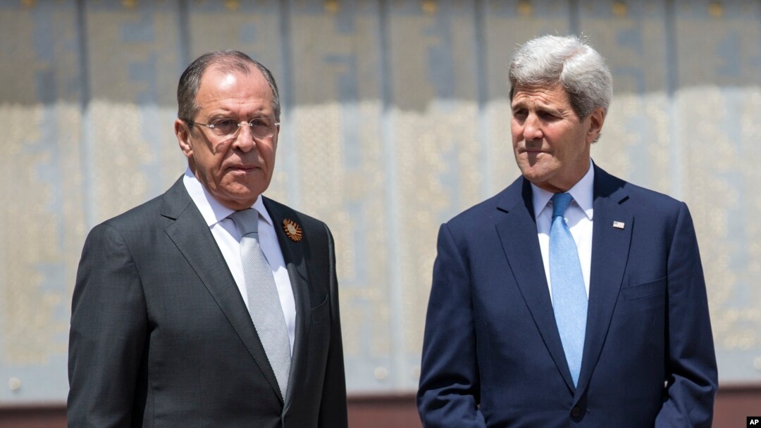 Ngoại trưởng Nga Sergey Lavrov (trái) và Ngoại trưởng Mỹ John Kerry. Ông Kerry cho hay Mỹ đang cứu xét việc thảo luận trực tiếp với Nga về vấn đề Syria.
