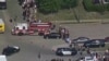 Police et personnel de secours dans un centre commercial d'Allen, au Texas, où une fusillade de masse a eu lieu le 6 mai 2023.