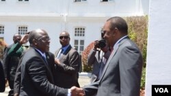 Rais Kenyatta akiwa na Rais Magufuli nchini Kenya Octoba 2016.