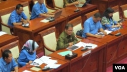 Rapat kerja Komisi I Dewan Perwakilan Rakyat dengan Menteri Komunikasi dan Informatika Rudiantara di gedung MPR/DPR hari Rabu (31/5). [VOA/Fathiyah]