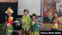 Peragaan busana adat daerah oleh anak sejak usia dini mengajarkan mencintai budaya dan keberagaman di Indonesia.