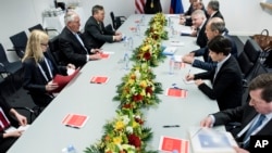 Menlu AS Rex Tillerson (dua dari kiri), Menlu Rusia Sergei Lavrov (tiga dari kanan) dan para Menlu negara-negara G-20 menghadiri KTT di Bonn, Jerman, 16 Februari 2017. (AP Photo/ Brendan Smialowski, Pool).