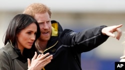 Pangeran Harry dan Meghan Markle menyaksikan tim Inggris berlatih untuk mengikuti pesta olahraga Invictus Games Sydney 2018, di University of Bath, di Bath, Inggris, 6 April 2018. 