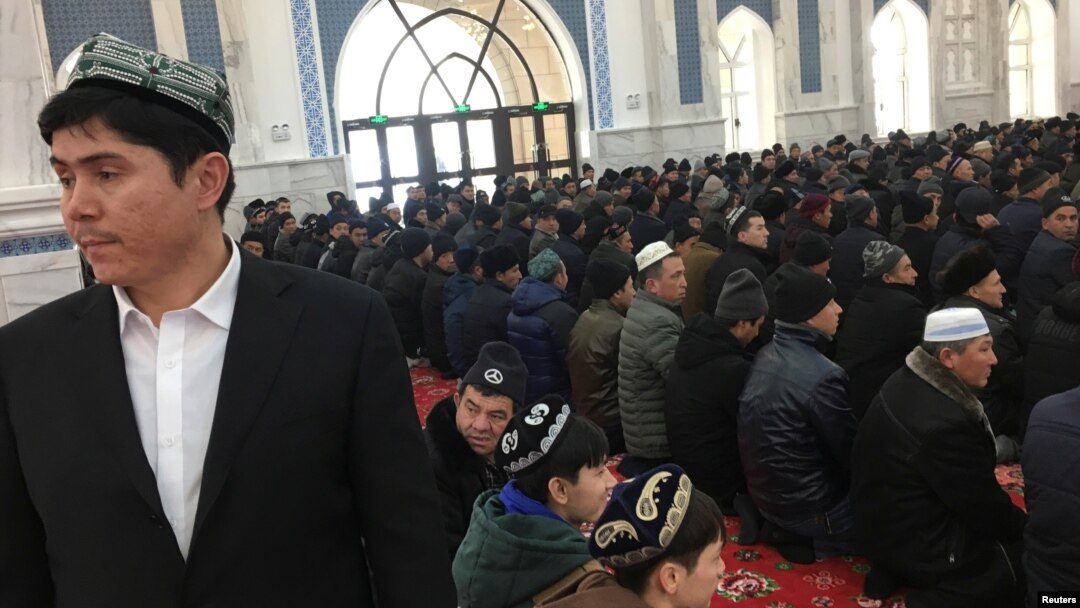 Shinjon Islom instituti masjidi hukumat tashkil qilgan tadbir davomida odamlar bilan to'la, 2019-yil, 3-yanvar.
