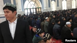 Shinjon Islom instituti masjidi hukumat tashkil qilgan tadbir davomida odamlar bilan to'la, 2019-yil, 3-yanvar.