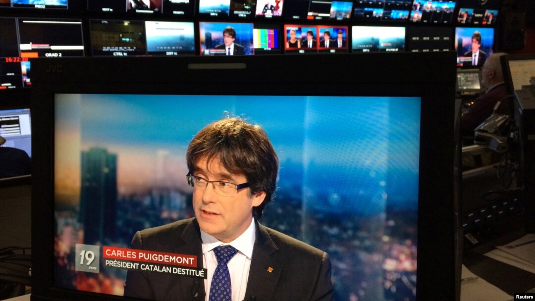 Presiden Catatan terguling, Carles Puigdemont, tampak dalam layar monitor saat wawancara Televisi di layar TV sebuah bar di Brussels, Belgia, 3 November 2017.