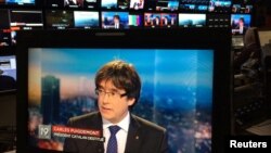 Presiden Catatan terguling, Carles Puigdemont, tampak dalam layar monitor saat wawancara Televisi di layar TV sebuah bar di Brussels, Belgia, 3 November 2017.