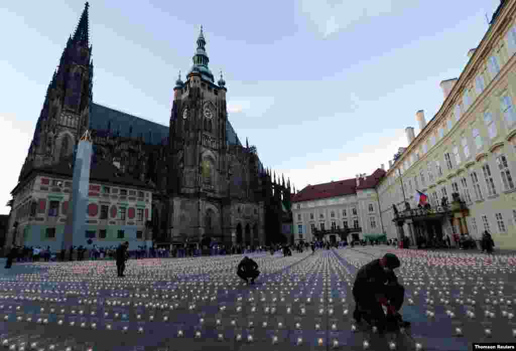 체코슬로바키아의 프라하 성 앞에 신종 코로나바이러스 희생자를 추모하기 위해 시민들이 촛불을 켜고 있다. 방역 조치를 완화하고 있는 체코슬라바키아의 코로나 희생자는 약 3만명에 달한다. 