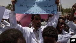 Para demonstran Sudan menuntut para pelaku yang terlibat dalam pembunuhan terhadap rekan-rekan mereka diadili, dalam aksi di Khartoum, Rabu (17/4). 