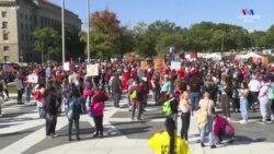 Վաշինգտոնում և այլ քաղաքներում հազարավոր ամերիկացիներ դուրս են եկել ցույցի դատավոր Էմի Քոնի Բարրեթի դեմ