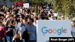 Para karyawan Google di Mountain View, California (foto: dok). Raksasa teknologi seperti Google, Meta, Amazon, dan Microsoft melakukan PHK besar-besaran karyawan mereka dalam beberapa bulan terakhir. 