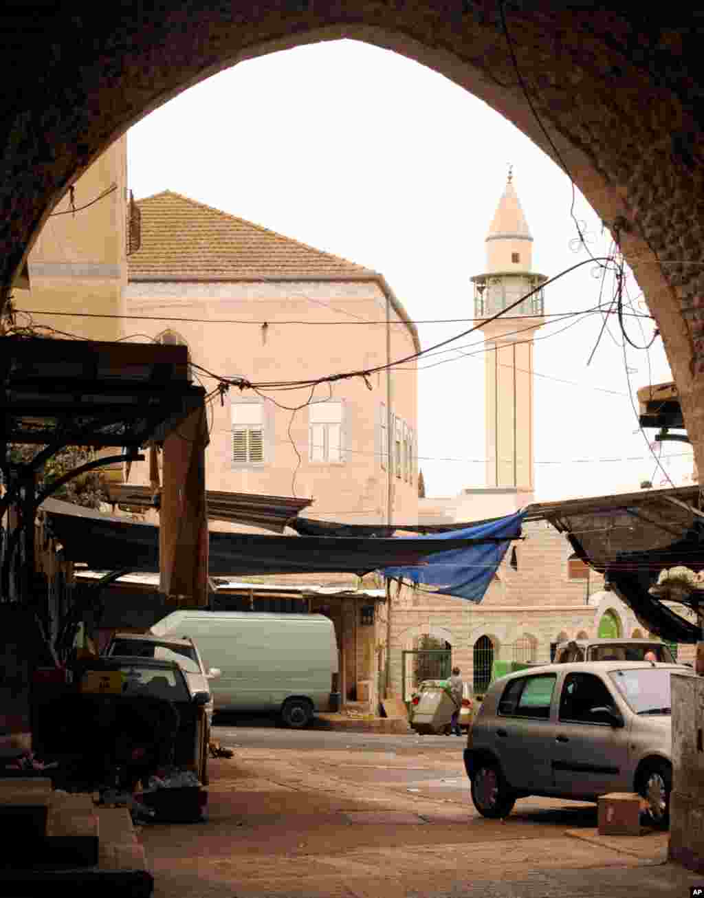 Minaret of the White Mosque, as seen from a Nazareth street. (VOA - M. Lipin)
