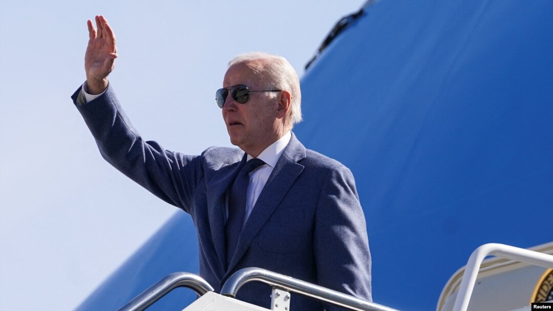 El presidente de Estados Unidos, Joe Biden, sale de Washington rumbo a Irlanda, desde la Base Conjunta Andrews en Maryland, el 11 de abril de 2023.