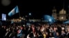 Para pendukung dari Presiden Guatemala terpilih Bernardo Arevalo berkumpul di alun-alun Konstitusi, di Guatemala City, pada 14 Januari 2024. (Foto: Reuters/Josue Decavele)