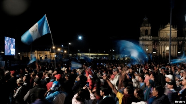 Los partidarios del presidente electo Bernardo Arévalo se reúnen en la Plaza de la Constitución durante el día de su inauguración, en la Ciudad de Guatemala, Guatemala, el 14 de enero de 2024. REUTERS/Josue Decavele