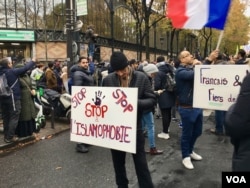 Para pengunjuk rasa terlihat dalam protes menentang Islamofobia di Paris, Prancis, November 2019. (Foto: VOA/Lisa Bryant)