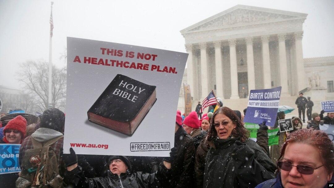 Manifestación ante la Corte Suprema en Washington, mientras se considera las objeciones religiosas a los anticonceptivos.