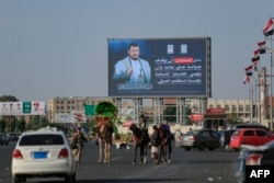 دیمەنێکی شاری سەنعا، تێیدا دەردەکەوێت وێنەیەکی گەورەی سەرکردەی حوسییەکان عەبدول مەلیکی حوسی هەڵواسراوە.