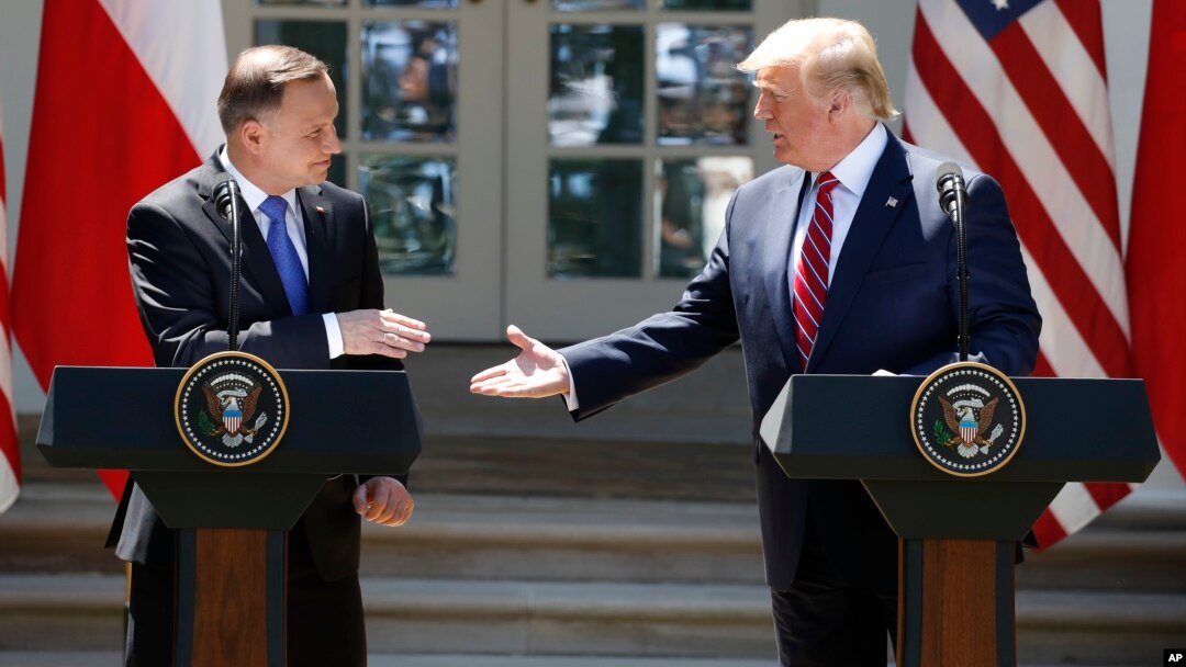 Presiden AS Donald Trump dan Presiden Polandia Andrzej Duda bersalaman dalam konferensi pers di Gedung Putih, Washington, 12 Juni 2019.
