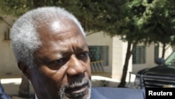 Kofi Annan usai pembicaraan dengan Menlu Yordania Nasser Judeh di Amman (30/5). Annan berada di Amman setelah meninggalkan Damaskus tanpa kemajuan berarti.