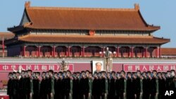 지난 23일 중국 베이징 인민대회장에서 열린 한국전쟁 참전 70주년 기념식에 입장하기 위해 무장 경찰이 톈안먼 광장에서 대기하고 있다. 