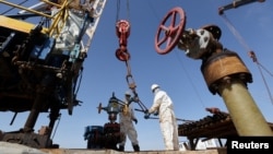 카자흐스탄 아티라우주에서 카스피 네프트(Caspiy Neft)가 운영하는 아이란콜(Airankol) 유전의 시추 시설에서 전문가들이 작업하고 있다.