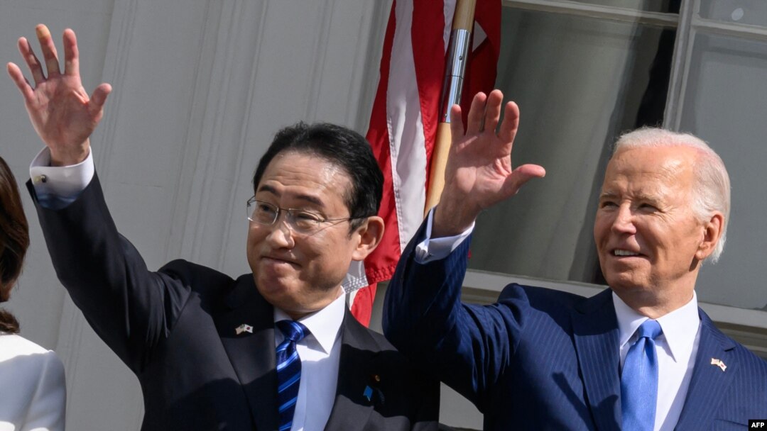 PM Jepang Fumio Kishida (Kiri) dan Presiden AS Joe Biden melambai dari balkon saat Upacara Penyambutan Resmi di Halaman Selatan Gedung Putih di Washington, DC, 10 April 2024.