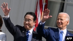 PM Jepang Fumio Kishida (Kiri) dan Presiden AS Joe Biden melambai dari balkon saat Upacara Penyambutan Resmi di Halaman Selatan Gedung Putih di Washington, DC, 10 April 2024.