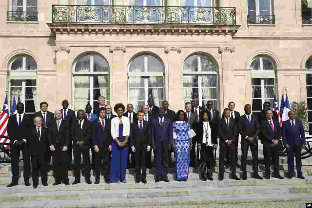 Le président français, Emmanuel Macron, son homologue George Weah et des invités posent pour une photo avant un déjeuner à l&#39;Elysée, à Paris, le 21 février 2018.