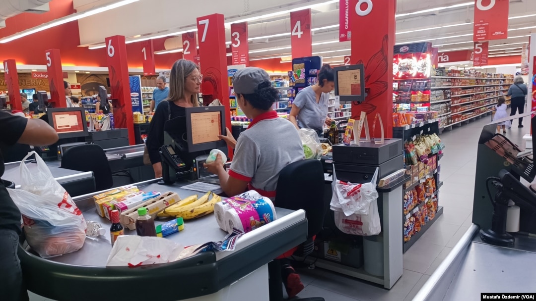 2024 yılına yüzde 107,4’lük enflasyonla başlayan Venezuela’da enflasyon yüzde 25,8’e indi ancak uzmanlar ülkedeki siyasi çatışmanın enflasyonist baskıyı artırdığını söylüyor.
