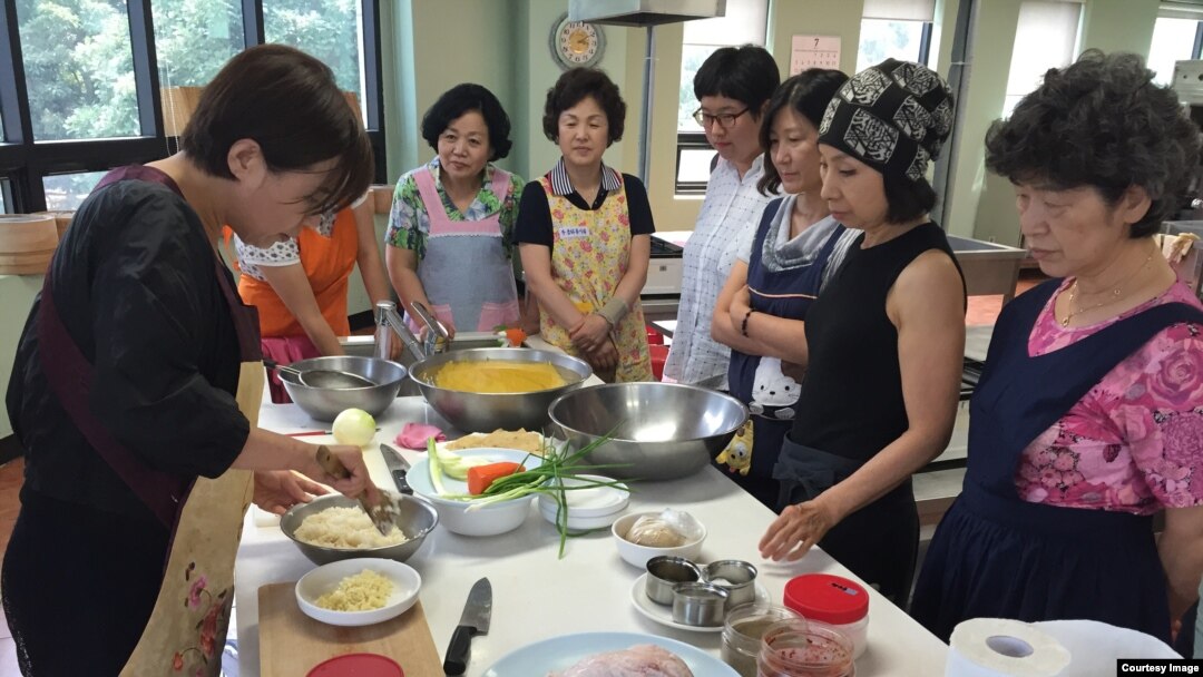 14일 경기도 김포시 평생교육센터에서 북한음식만들기 강좌가 열렸다. 이 날은 옥수수국수와 인조고기밥을 만들고 있다.