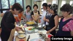 14일 경기도 김포시 평생교육센터에서 북한음식만들기 강좌가 열렸다. 이 날은 옥수수국수와 인조고기밥을 만들고 있다.