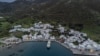 Una foto aérea del puerto de Katapola, en la isla griega e Amorgos, en el mar Egeo, el 14 de febrero de 2025.