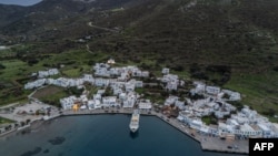 Una foto aérea del puerto de Katapola, en la isla griega e Amorgos, en el mar Egeo, el 14 de febrero de 2025.