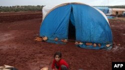Zarokeke Sûrî ya awere li kampeke penaberan li gundewarê Îdlîbê bakurê rojavayê Sûrîyê, (2018, Arşîv)