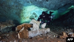 Un buzo explora la caverna en la que fue encontrada la mina en el estado de Quintana Roo, en México.