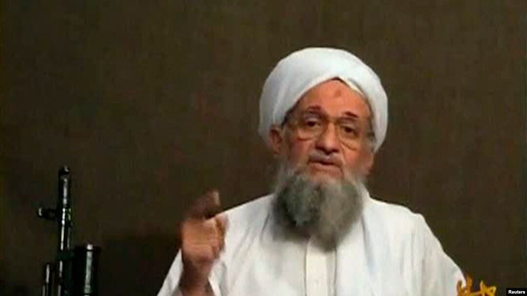 Pemimpin all-Qaida Ayman al-Zawahri memberikan pesan video (foto: dok). Polisi New York menangkap seorang pria yang berusaha bergabung dengan al-Qaida. 