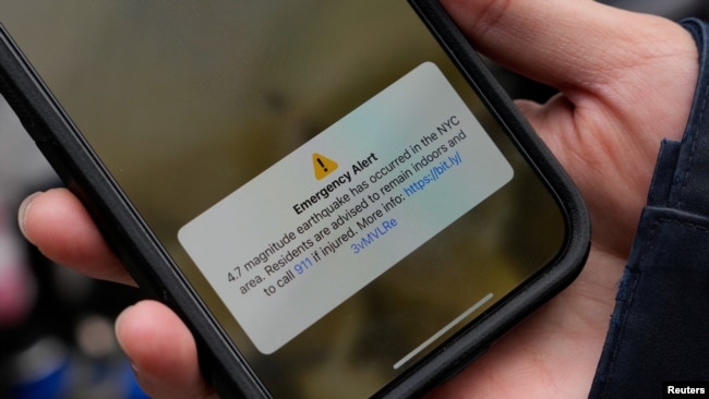 紐約人的手機上收到了當局發出的緊急地震警報。 （2024年4月5日）