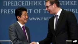 Premijer Japana Šinzo Abe se rukuje sa predsednikom Srbije Aleksandrom Vučićem tokom posete Beogradu. Abe je boravio u Srbiji u okviru svoje istočnoevropske turneje (AP Photo/Darko Vojinovic)