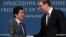 Premijer Japana Šinzo Abe se rukuje sa predsednikom Srbije Aleksandrom Vučićem tokom posete Beogradu. Abe je boravio u Srbiji u okviru svoje istočnoevropske turneje (AP Photo/Darko Vojinovic)