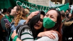 ARCHIVO - Activistas celebran después de que la Corte Constitucional aprobara la despenalización del aborto, levantando todas las limitaciones del procedimiento hasta la semana 24 de embarazo, en Bogotá, Colombia, el 21 de febrero de 2022. 